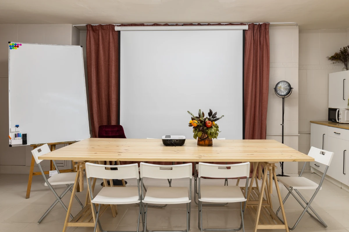 Equipamiento y zona de montaje del local Hot Spot